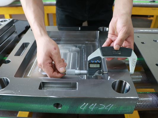 CNC подвергал пластиковые части механической обработке прессформы со скашивать рамки точности