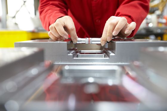 Обработка CNC частей не стандартная MAKINO прессформы ASSAB 8407 пластиковая